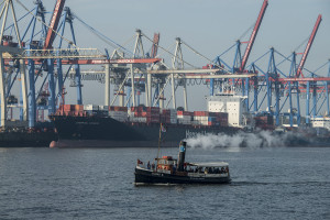 9597 Dampfschiff vor Containerships